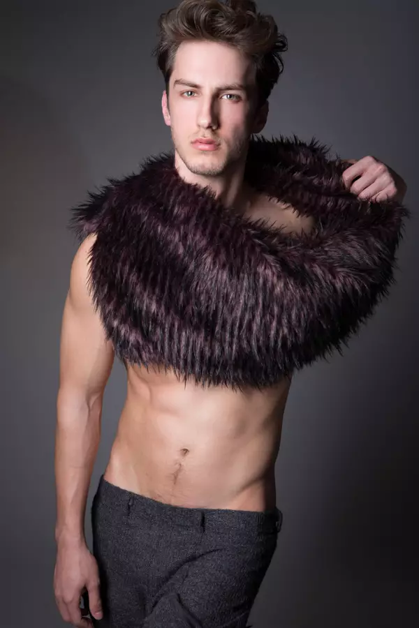 Ekskluzivno za Fashionably Male veoma nam je drago da vam predstavljamo novajlija Andrewa Logoboya kojeg predstavlja Bernat PM. fotografirao Nir Slakman u fascinantnoj beauty sesiji, stilizirao i dizajnirao Erez Ovadia.