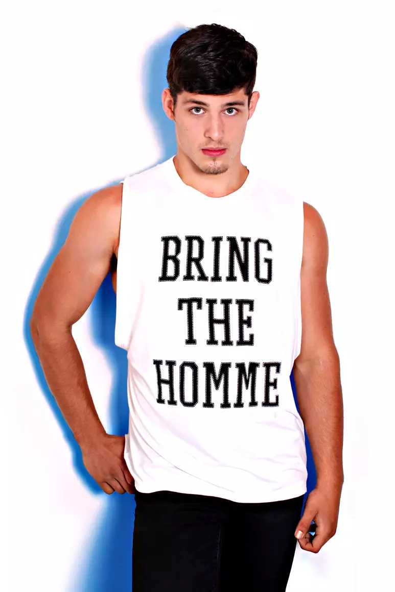 Melbourne, AUSTRÁLIA, 5 de dezembro de 2014 - Huntley Homme anuncia o lançamento de sua nova coleção “Bring The Homme”. Huntley Homme é uma marca de estilo de vida masculino dedicada ao homossexual e homocêntrico, lançada no início deste ano. Todas as peças estão disponíveis exclusivamente online em http://www.huntleyhomme.com. “Bring The Homme” é uma coleção de mini cápsulas de tops, suéteres e shorts estampados inspirada no vestiário. Slogans gráficos, esboços e desenhos digitais são apresentados em toda a coleção.