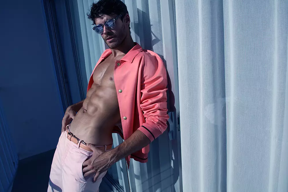 Das brasilianische Topmodel Caio Cesar brutzelt in diesem atemberaubenden neuen Set des talentierten Fotografen Marco Ovando, das vor Ort in einem Hotel in L.A. gedreht wurde.