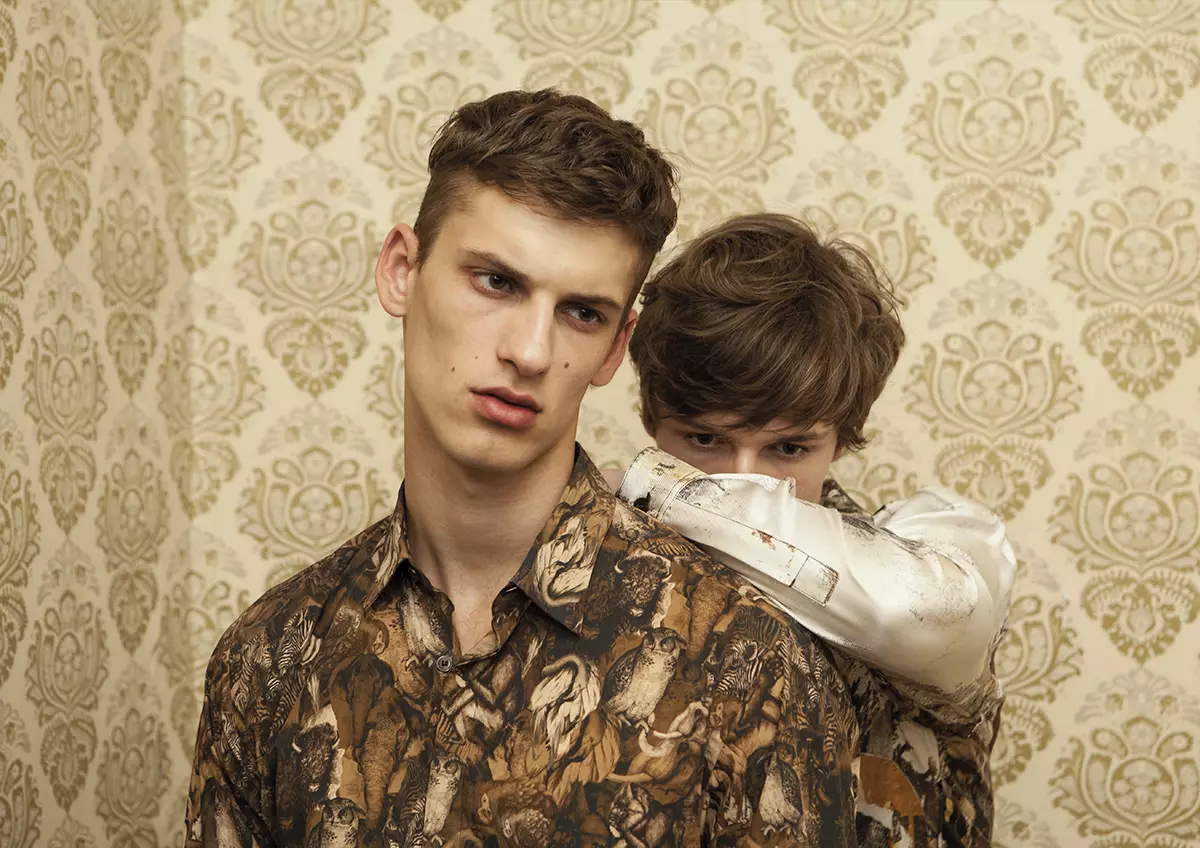 Editorial de alta costura para L'Officiel Hommes España, una obra impresionante del fotógrafo Pablo Sáez y estilista de Álvaro De Juan.