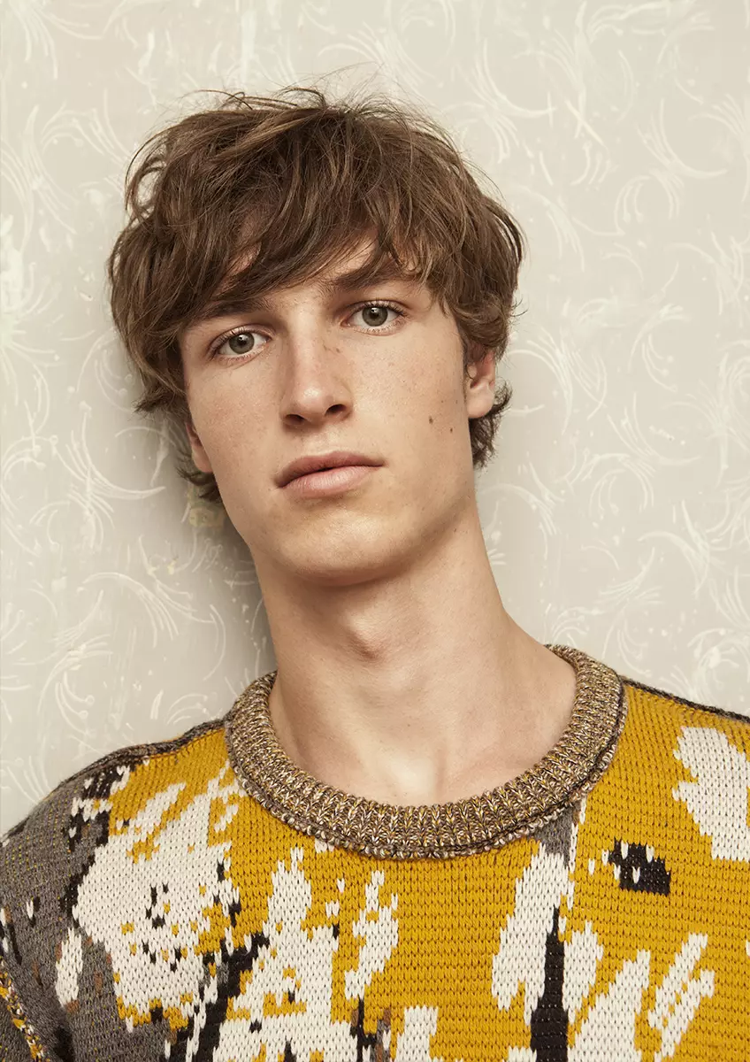 Imyandikire yimyambarire ya L'Officiel Hommes Espagne umurimo utangaje wumufotozi Pablo Sáez na stylist by Álvaro De Juan.