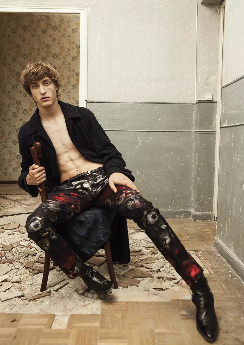 Imyandikire yimyambarire ya L'Officiel Hommes Espagne umurimo utangaje wumufotozi Pablo Sáez na stylist by Álvaro De Juan.