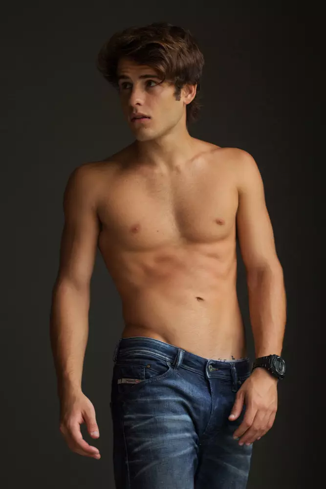 Ou te manaʻo e faʻafeiloaʻi le 19yo Brazilian rebel stud Caio Brum mai le 40 Graus Models, o loʻo ia suʻesuʻeina le Journalism ma na ia faʻafouina lana tusi ma ata na puʻeina e Gustavo Bastos.