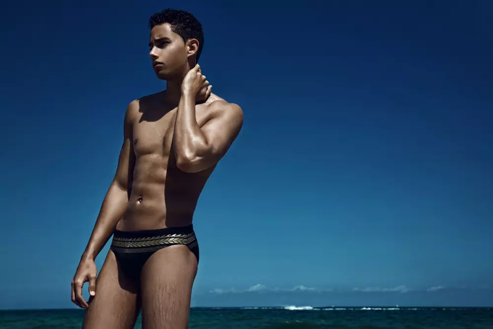 Finale Biller vum Alex Jackson leschte Shoot mam Darian Chandler vu Front Management. Den Darian poséiert sublim an engem Speedo a brécht op enger sonneger Plage.