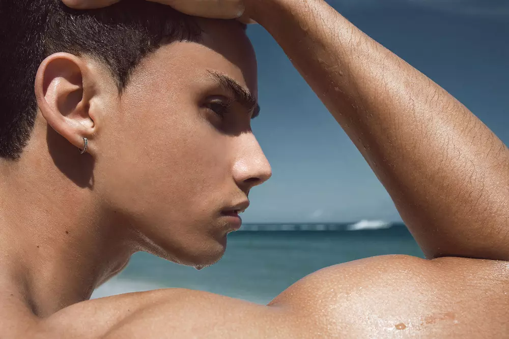 Imaxes finais da última sesión de Alex Jackson con Darian Chandler de Front Management. Darian posando sublime cun speedo e bronceándose nunha praia soleada.