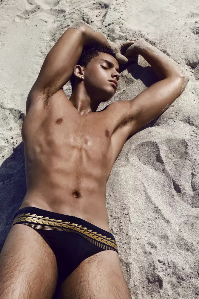 Imaxes finais da última sesión de Alex Jackson con Darian Chandler de Front Management. Darian posando sublime cun speedo e bronceándose nunha praia soleada.