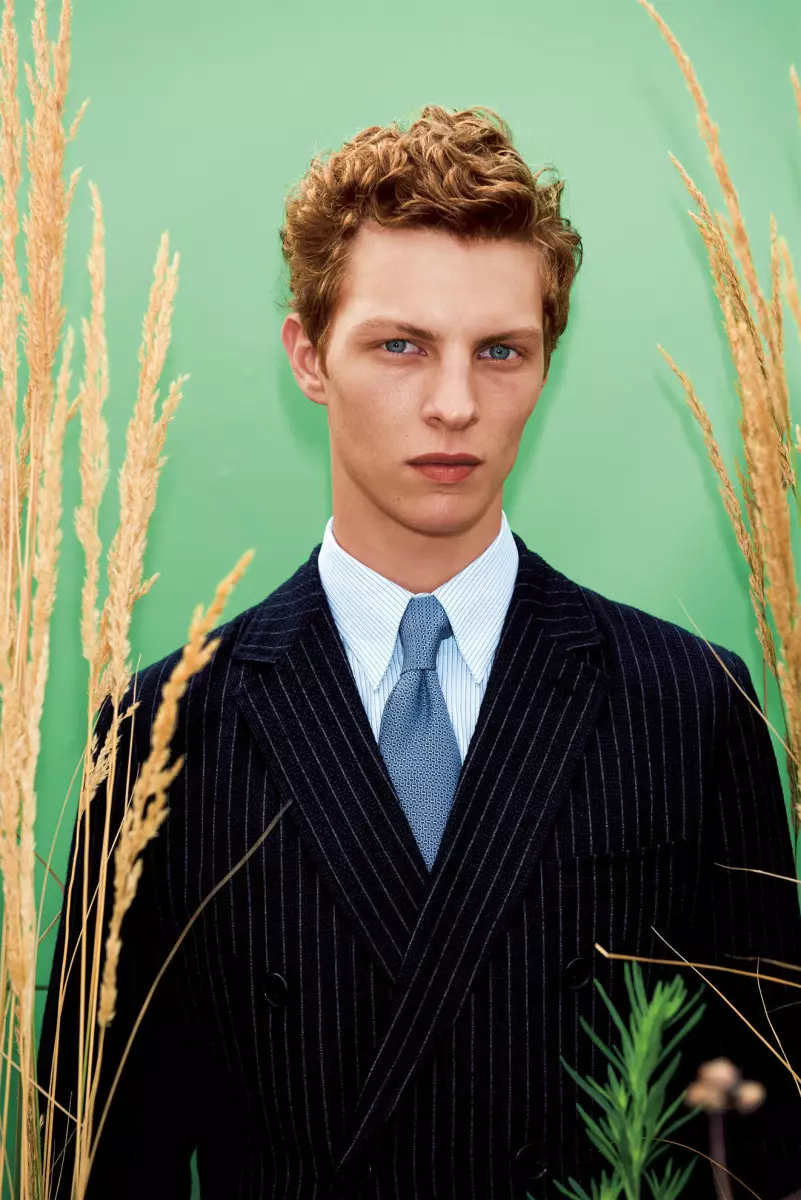 Tim Schuhmacher akutsogolera Hermès Scarves and Ties Spring Summer 2016 yatsopano yowomberedwa ndi Walter Pfeiffer.