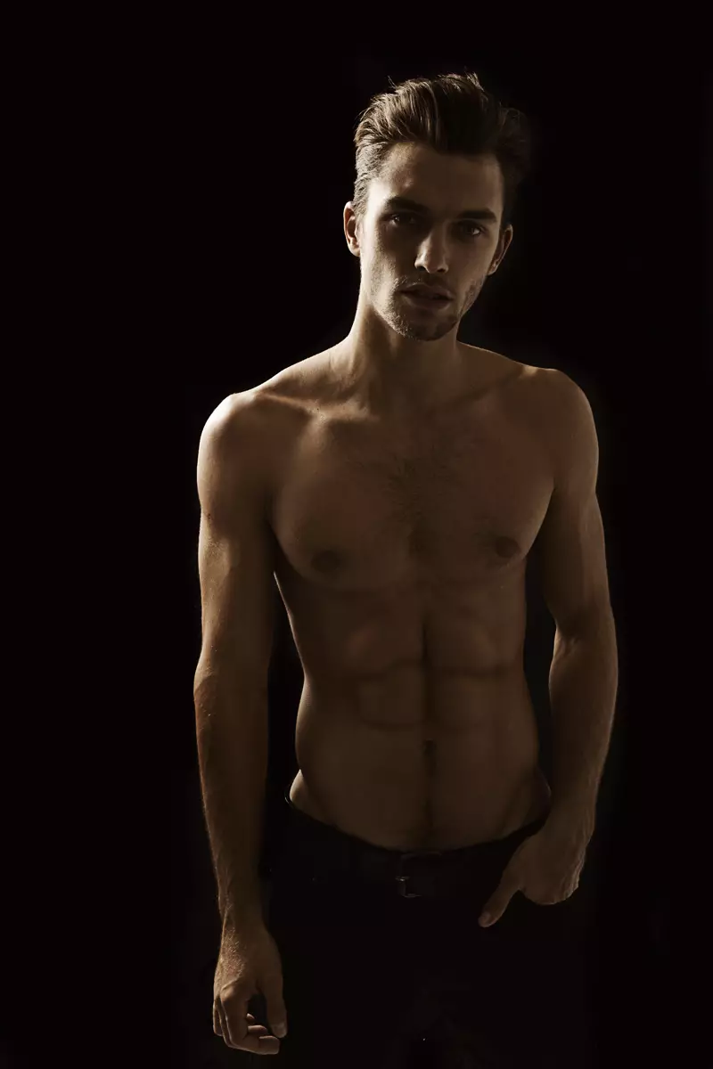 Punika rawuh model Wilhelmina Lucas Garcez posing shirtless kanggo lensa Deon Jackson, wow!