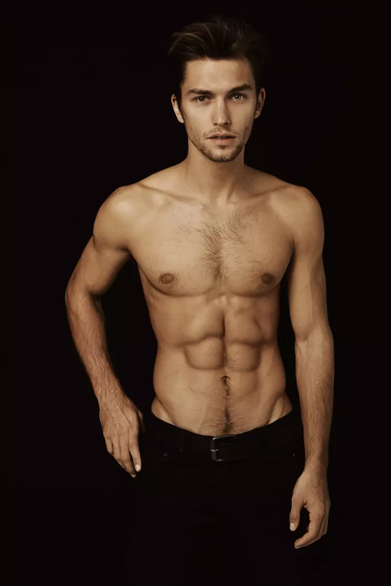 Hemen dator Lucas Garcez Wilhelmina modeloa, kamisetarik gabe, Deon Jackson-en objektiborako, wow!