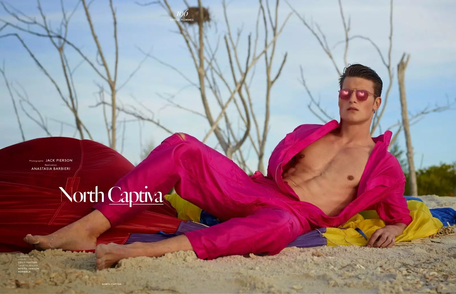 La top model John Todd stupisce in una storia di moda nel numero primavera/estate 2015 di Vogue Hommes, Jack Pierson e Anastasia Barbieri hanno catturato e acconciato John nell'isola pittorica di North Captiva, al largo della Florida, indossando Etro, Balmain e Louis Vuitton.