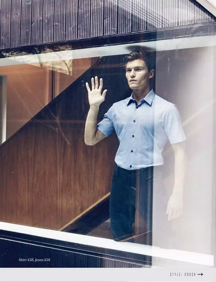 Béntang Oliver Cheshire dina redaksi pikeun Majalah Attitude anu disebut Autograph. Modelna, dipoto ku Mark Cant, nganggo koleksi baju lalaki usum gugur / usum anyar Mark & ​​Spencer.