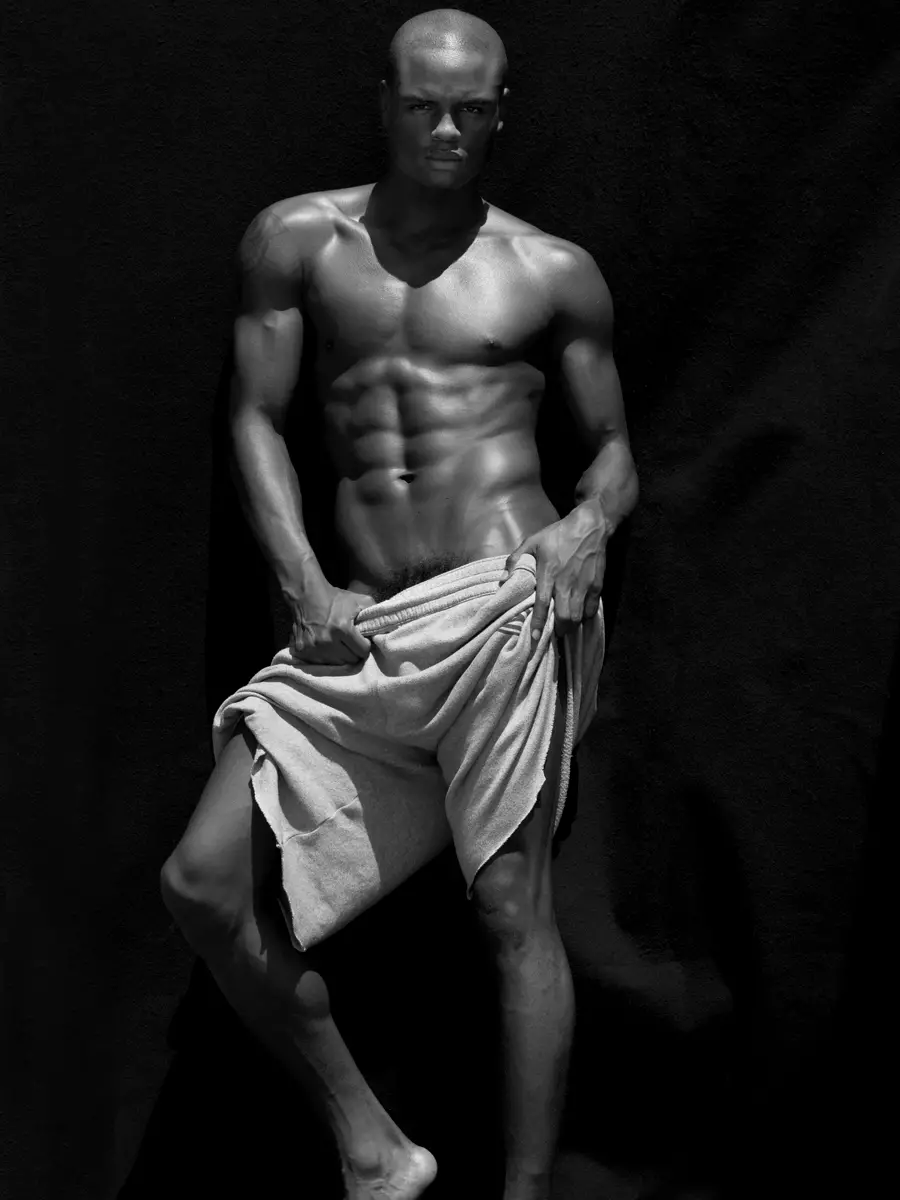 A lenyűgöző Isaiah Hamilton dögös és nyers fekete-fehérben, valamint Karl Simone fotós új, színes képeiben szerepel.