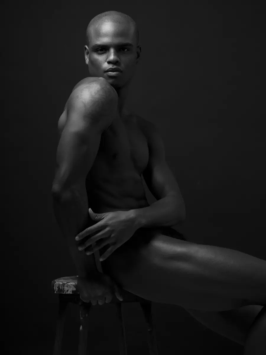 A lenyűgöző Isaiah Hamilton dögös és nyers fekete-fehérben, valamint Karl Simone fotós új, színes képeiben szerepel.