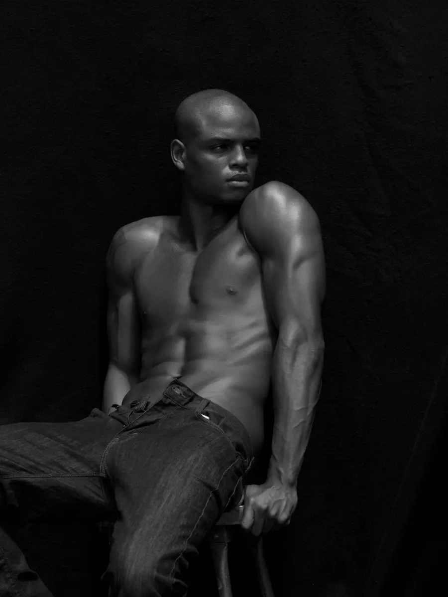 A lenyűgöző Isaiah Hamilton dögös és nyers fekete-fehérben, valamint Karl Simone fotós színes új képeiben szerepel.