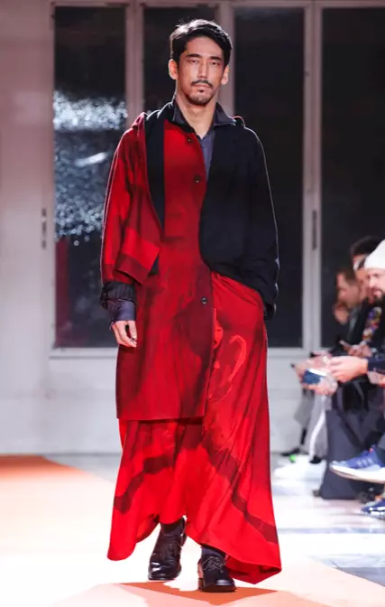 МАШКА ОБЛЕКА YOHJI YAMAMOTO ЕСЕН ЗИМА 2018 ПАРИЗ34