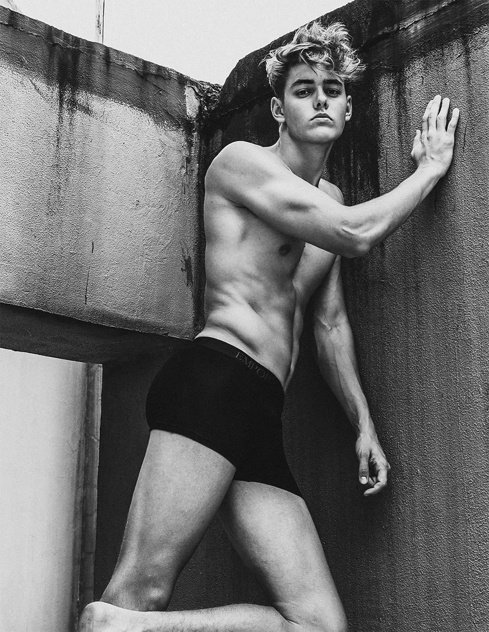 Tim Troetschel par Anton Patdu pour PnVFashionablymale Magazine Numéro 04