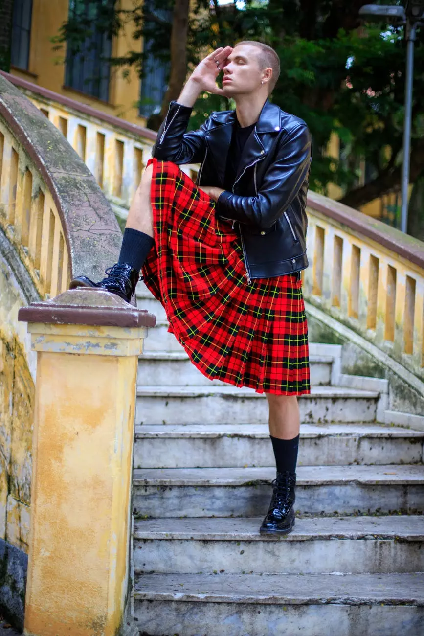 brutale mansmodel in kilt op trap. Foto deur Reginaldo G Martins op Pexels.com