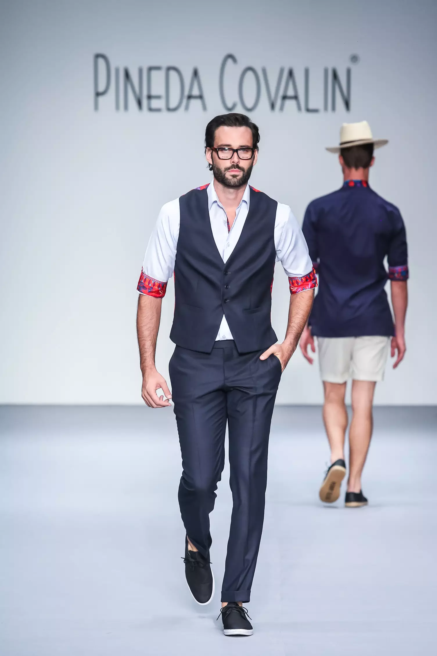 Fiel ao seu estilo distinto, Pineda Covalín apresenta sua coleção Primavera / Verão 2016, uma homenagem à diversidade natural do povo latino-americano através de designs quetzal, rapé, jade e art déco dentro da Mercedes Benz Fashion Week México através de um desenvolvimento gráfico que busca resgatar esses elementos e expressar a riqueza, a beleza e a modernidade desses povos.