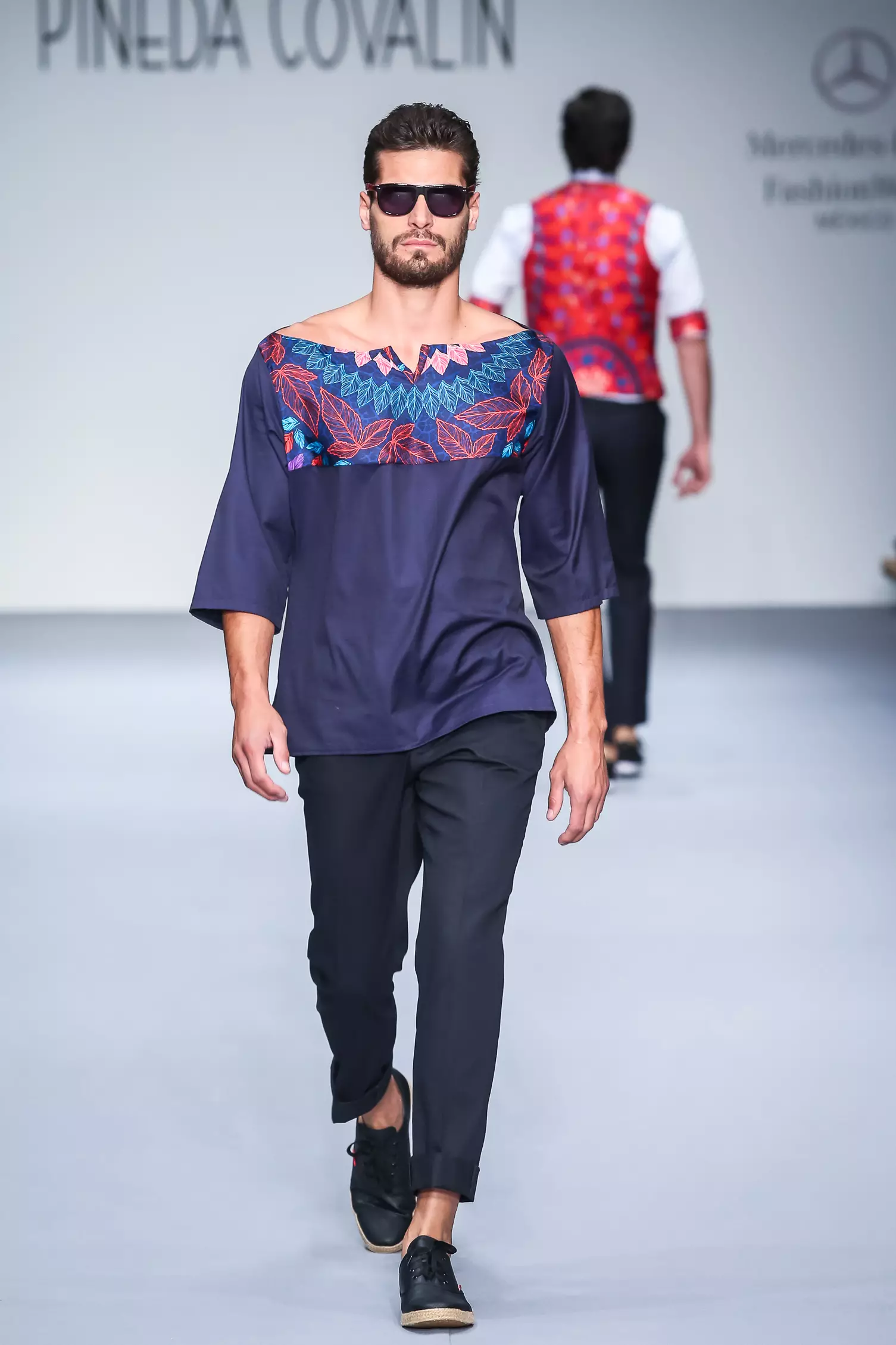 Fiel ao seu estilo distintivo, Pineda Covalín presenta a súa colección Primavera/Verán 2016 unha homenaxe á diversidade natural do pobo latinoamericano mostrada a través de deseños de quetzal, tabaco, xade e art deco dentro da Mercedes Benz Fashion Week México a través dun desenvolvemento gráfico que busca recuperar estes elementos e expresar a riqueza, beleza e modernidade destes pobos.