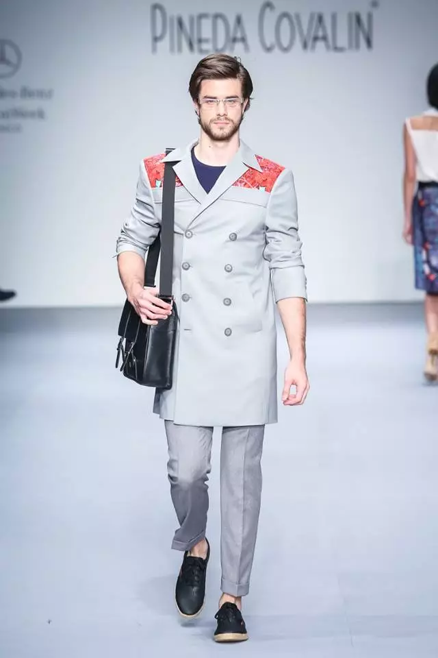 Fiel ao seu estilo distintivo, Pineda Covalín presenta a súa colección Primavera/Verán 2016 unha homenaxe á diversidade natural do pobo latinoamericano mostrada a través de deseños de quetzal, tabaco, xade e art deco dentro da Mercedes Benz Fashion Week México a través dun desenvolvemento gráfico que busca recuperar estes elementos e expresar a riqueza, beleza e modernidade destes pobos.