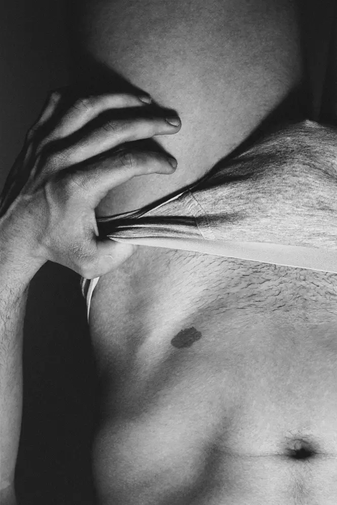 패셔너블하게 남성적인 재능 있는 듀오 포토그래퍼 Victor Guillén과 아트 디렉터이자 스타일리스트인 J. J Ortiz가 Nova에서 모델 Antonio Esperilla의 아름다운 몸매를 탐구하고 포착하는 매혹적인 흑백 세션을 공유합니다. 쿨 헤어로 그루밍.
