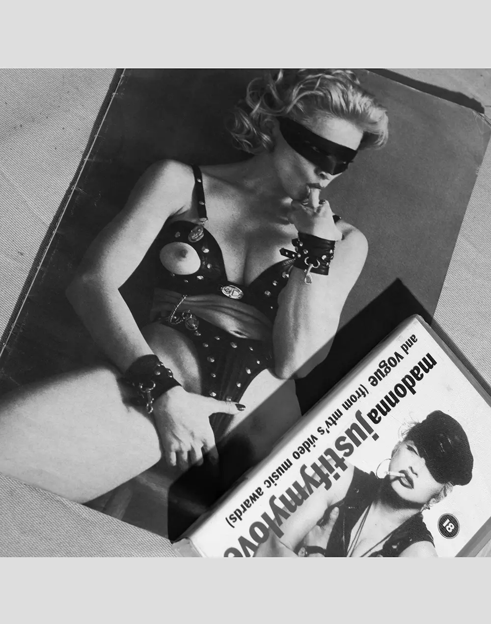 Još 90-ih godina mnogi mladi momci drkaju gledajući Madonnin video Justify My Love, osjećajući se inspiriranim njime, španski fotograf Jose Martinez ovom mladom po imenu Ismael Lledo je objektivirao video i neku starinsku staru sliku iz Madonnine knjige o seksu.