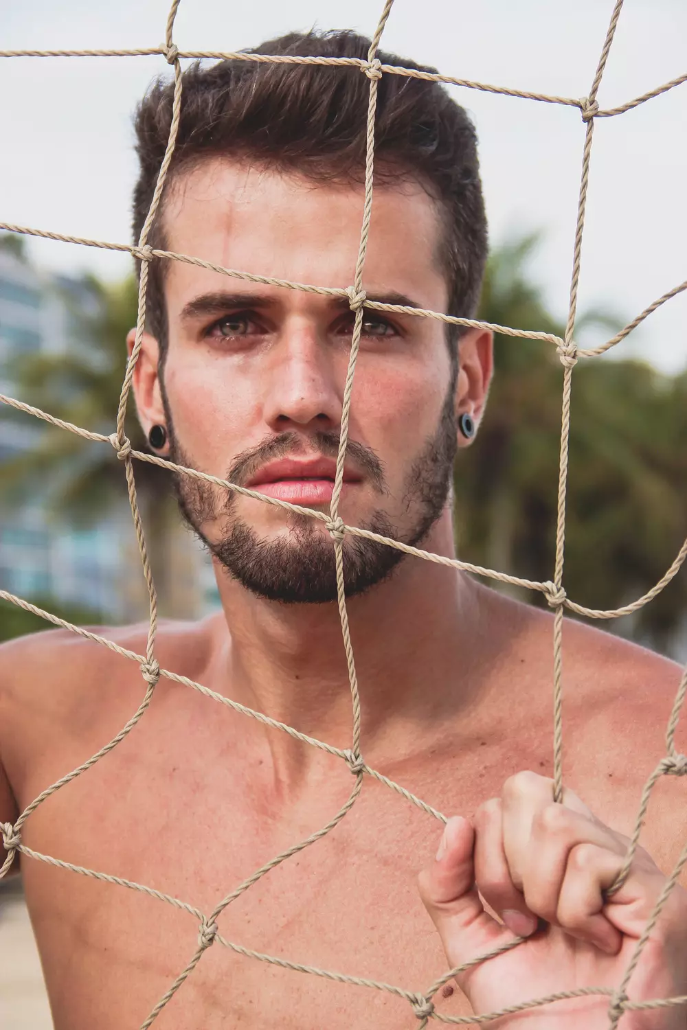 Nuostabus brazilų veidas Ricardo Almeida papildo savo portfelį su nuostabiai užfiksuota fotografo Lucas Oli sesija prie jūros.