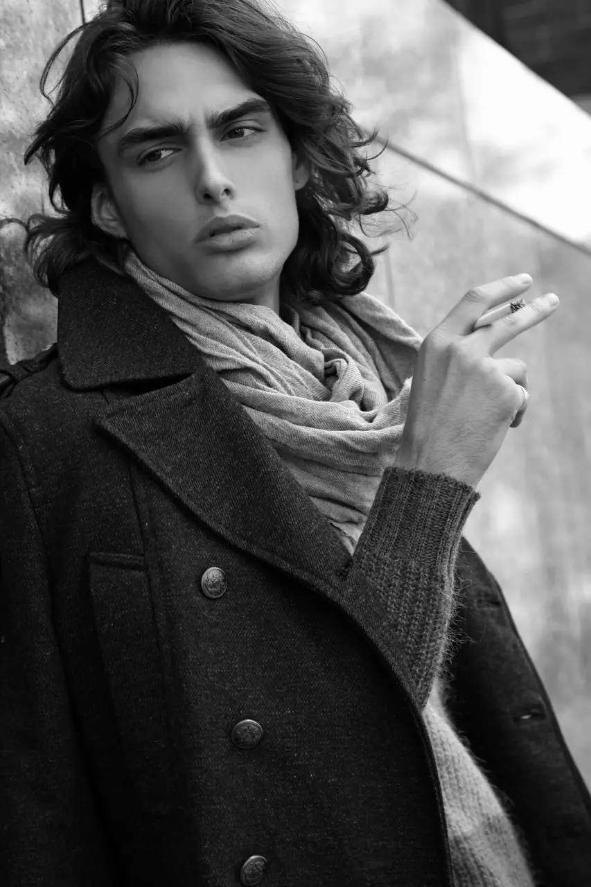 Este é um retrato realmente legal clicado por Thomas Synnamon com um novo e bonito modelo Bertie Pearce representado pela VNY Model Management na cidade de Nova York.