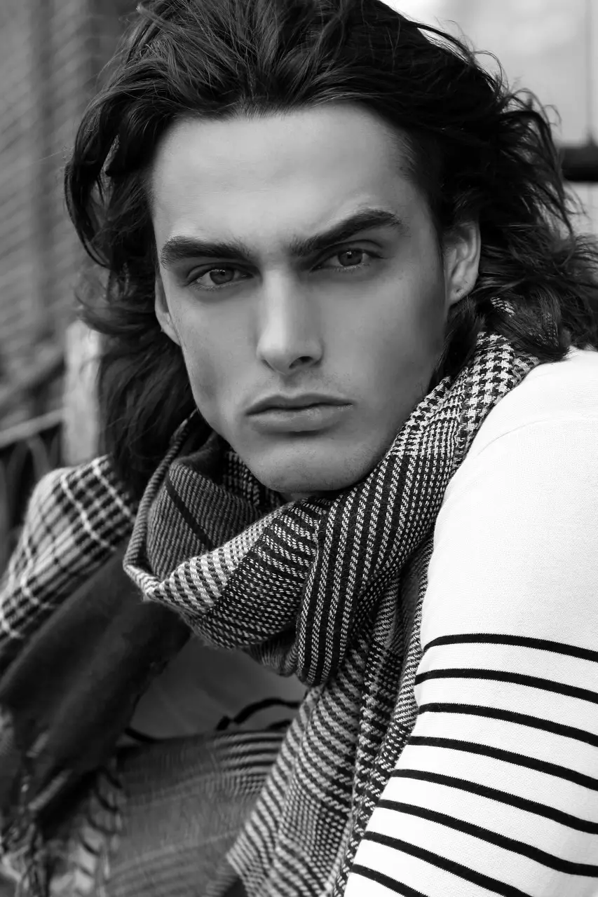 Sarin'i Thomas Synnamon ity dia sarin'ny lehilahy tsara tarehy vaovao Bertie Pearce asehon'ny VNY Model Management ao New York City.