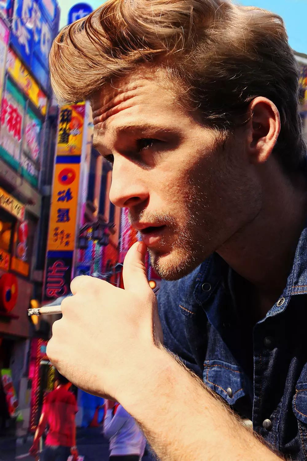 Dus ik ben erg blij om dit werk van fotograaf Karim Konrad met NY-model Richard McKeown te presenteren in Kabukichō, een uitgaans- en rosse buurt in Shinjuku, Tokio, Japan. Kabukichō is de locatie van vele host- en hostess-clubs, liefdeshotels, winkels, restaurants en nachtclubs, en wordt vaak de