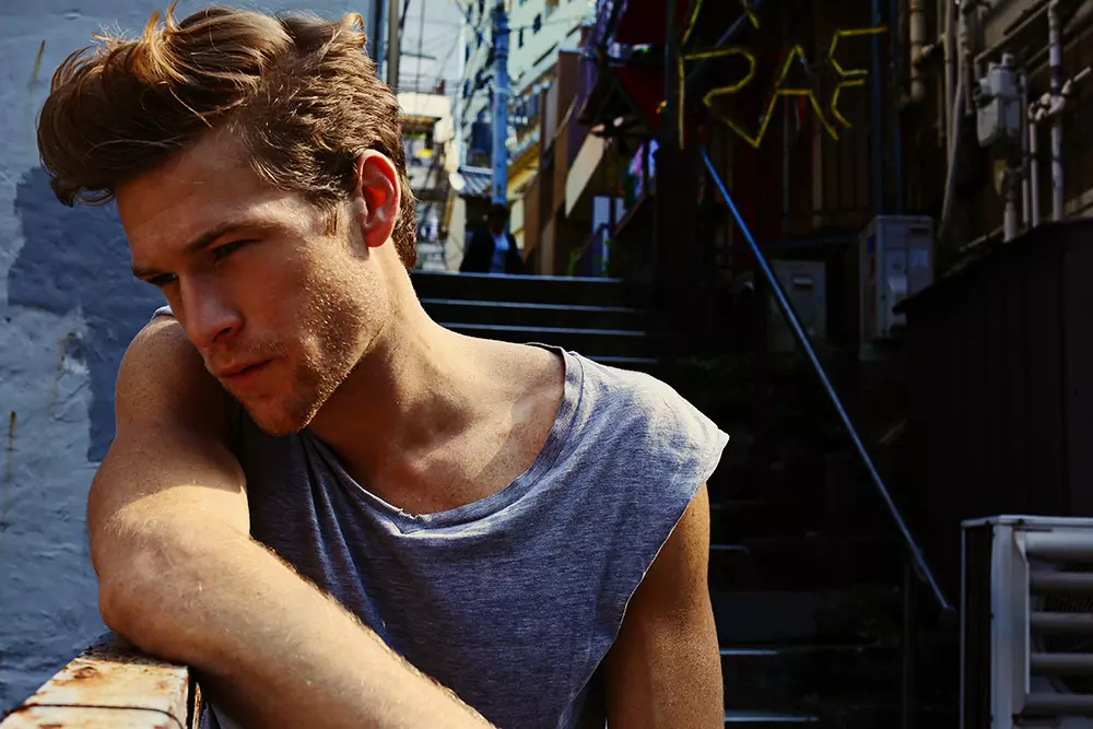 Dus ik ben erg blij om dit werk van fotograaf Karim Konrad met NY-model Richard McKeown te presenteren in Kabukichō, een uitgaans- en rosse buurt in Shinjuku, Tokio, Japan. Kabukichō is de locatie van vele host- en hostess-clubs, liefdeshotels, winkels, restaurants en nachtclubs, en wordt vaak de