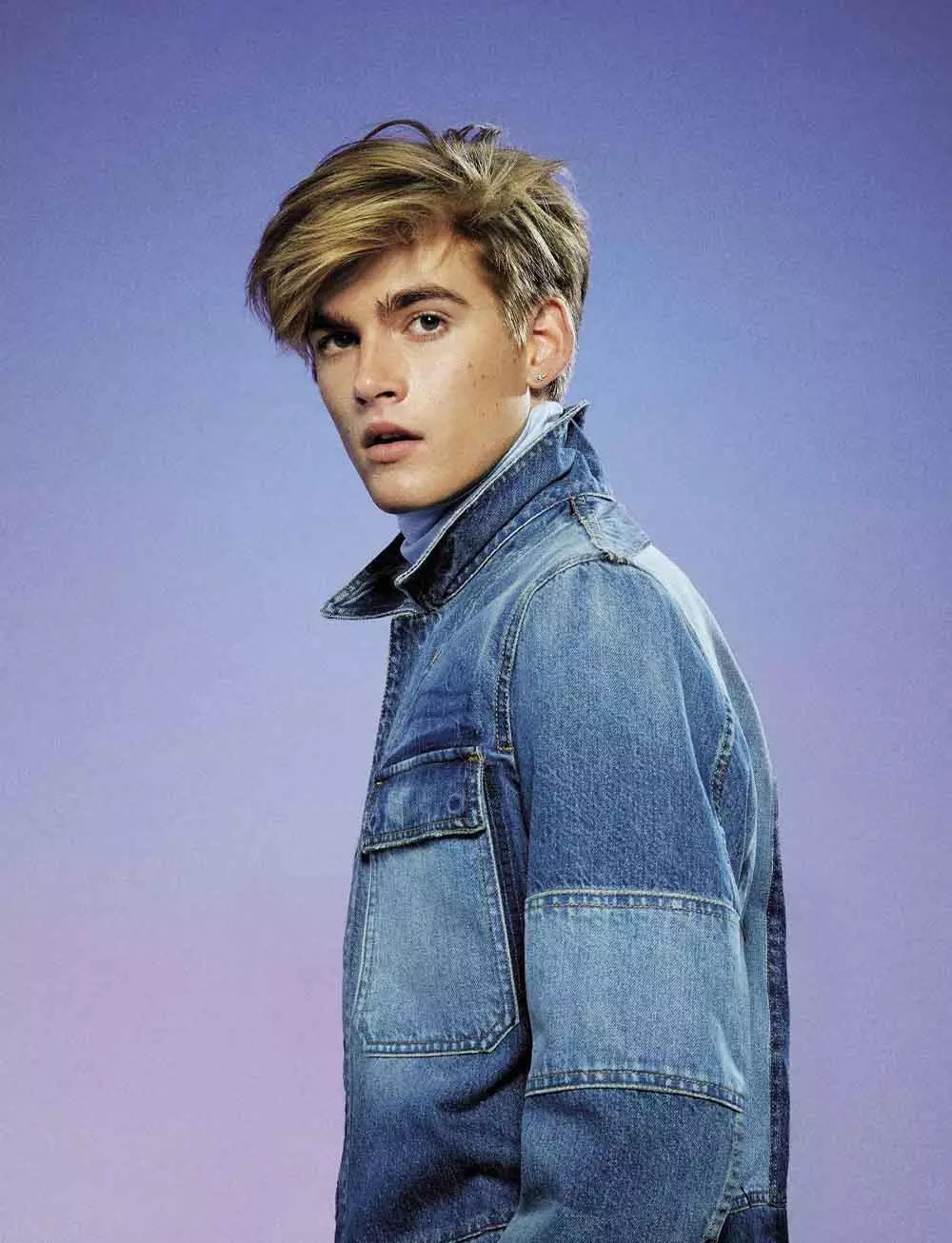 L'Uomo Vogue mars 2017 nummer presenterar Presley Gerber, Cindy Crawfords son how's now är en internationell modell, kan ses på Dolce & Gabbana Millennials Ads Campaign, är nu fotograferad av Jack Pierson för att presentera en färgstark moderedaktion.