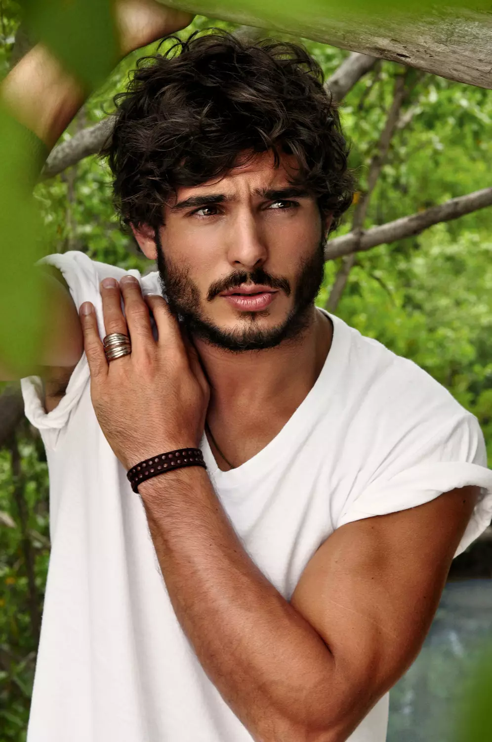 Le superbe mannequin Stefan Tisseyre fait équipe avec le photographe prolifique Stevan Reyes pour une nouvelle session radieuse à la plage.