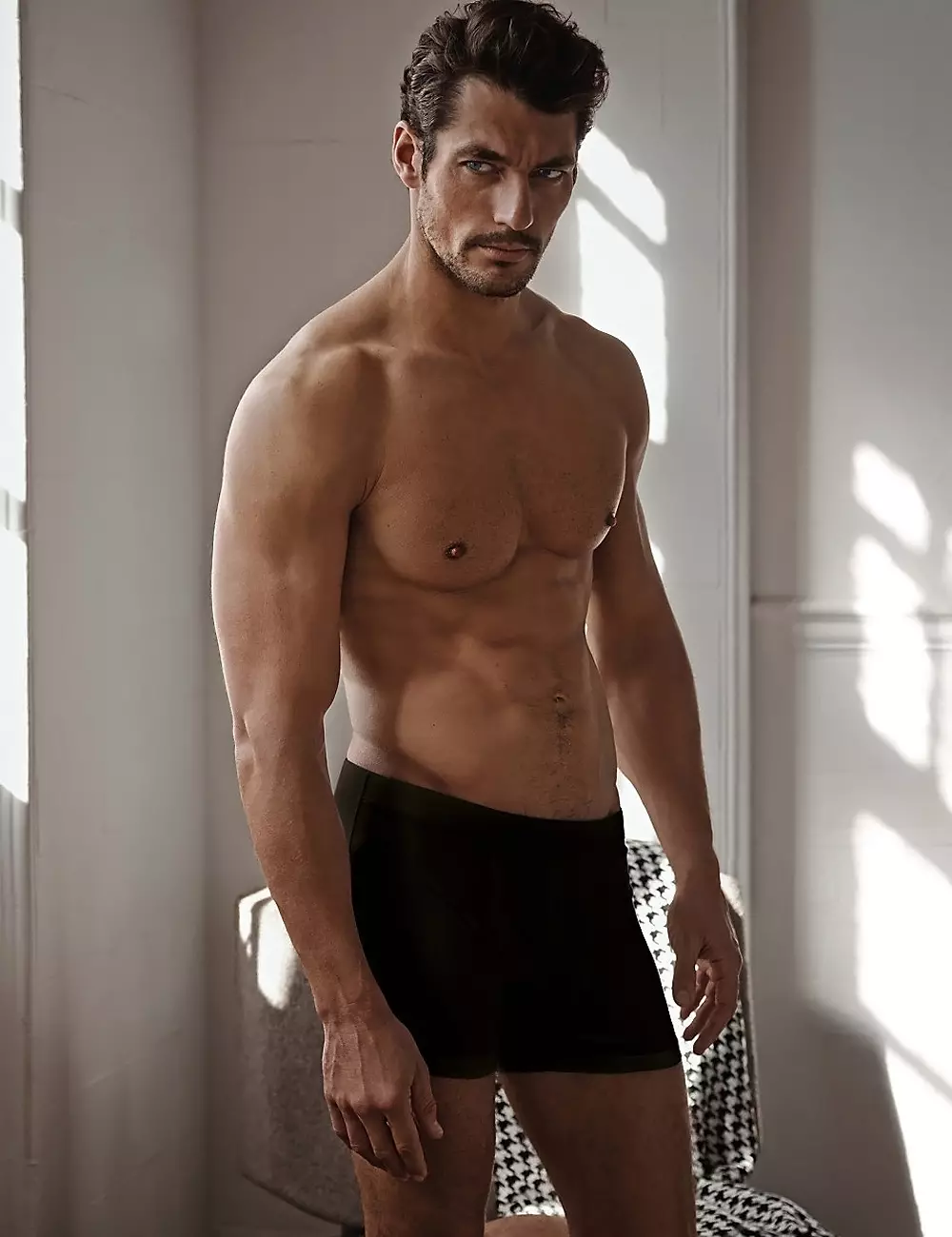 „Marks & Spencer” lansează mai multe imagini din cea mai recentă colecție de lenjerie intimă „Autograph” cu supermodelul David Gandy, surprins de fotograful Mariano Vivanco.