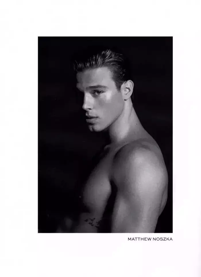 Sawir qaade Milan Vukmirovic wuxuu dareenkiisa u jeediyaa moodooyinka Juan Betancourt, River Viiperi, Parker Gregory, Barrett Pall, Vince Sant, Nate Garner, Christian Hogue, Walter Savage, Lucas Kerr, Dan Murphy, Lucas Loyola, Eian Scully, Matthew Noszka, Seth Kuhlmann iyo Julian Schneyder oo ah sheeko qurux badan daabacaaddii ugu dambeysay ee Fashion For Men #RETURNOFTHEMALESUPERMODEL. Iyaga oo qaawan ama shaadh la'aan gashan nigisyada, moodooyinka ayaa muujinaya quruxda lab ee casriga ah oo leh sawirro madow iyo caddaan ah oo muhiim ah.