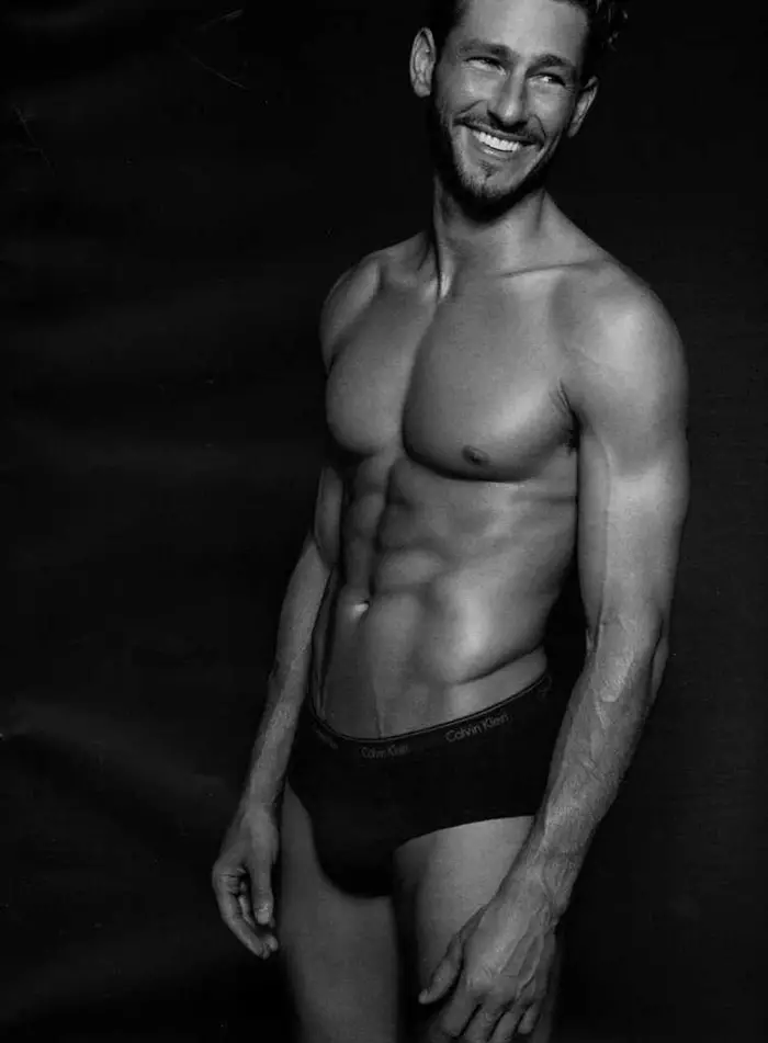 De Fotograf Milan Vukmirovic dréit seng Opmierksamkeet op d'Modeller Juan Betancourt, River Viiperi, Parker Gregory, Barrett Pall, Vince Sant, Nate Garner, Christian Hogue, Walter Savage, Lucas Kerr, Dan Murphy, Lucas Loyola, Eian Scully, Matthew Noszka, Seth Kuhlmann an De Julian Schneyder fir eng Schéinheetsgeschicht an der leschter Editioun vun Fashion For Men #RETURNOFTHEMALESUPERMODEL. Gitt plakeg oder ouni Shirt an Ënnerwäsch, d'Modeller portraitéiere modern männlech Schéinheet mat wesentleche schwaarz-wäiss Portraite.