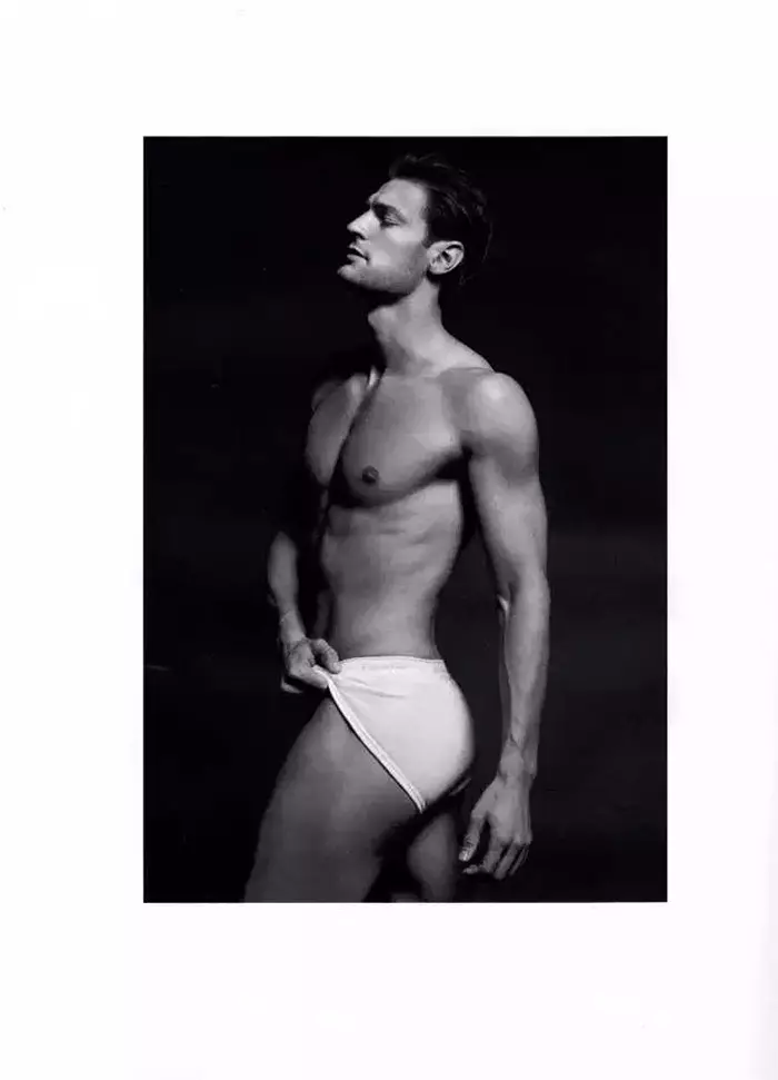 Onye na-ese foto Milan Vukmirovic tụgharịrị uche ya na ụdị Juan Betancourt, River Viiperi, Parker Gregory, Barrett Pall, Vince Sant, Nate Garner, Christian Hogue, Walter Savage, Lucas Kerr, Dan Murphy, Lucas Loyola, Eian Scully, Matthew Noszka, Seth Kuhlmann na Julian Schneyder maka akụkọ ịma mma na mbipụta kachasị ọhụrụ nke Ejiji Maka ụmụ nwoke #RETURNOFTHEMALESUPERMODEL. Na-aga ịgba ọtọ ma ọ bụ na-enweghị uwe na uwe ime, ụdị ndị a na-egosipụta ịma mma nwoke nke oge a na ihe osise ojii & ọcha dị mkpa.