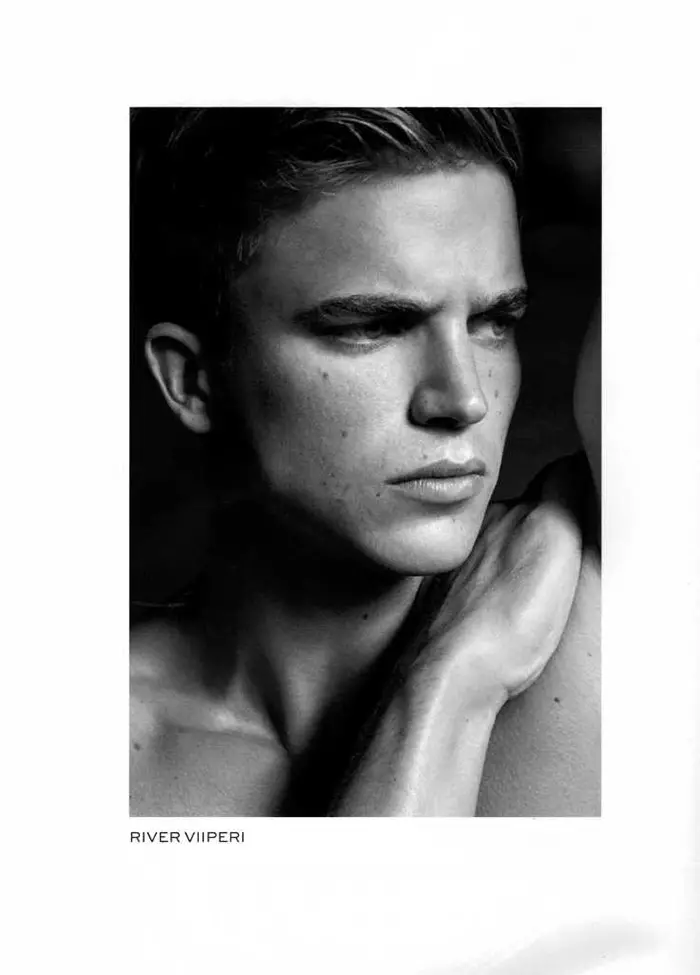 Suratçy Milan Wukmirowiç ünsüni Huan Betancourt, River Viiperi, Parker Gregori, Barrett Pall, Wins Sant, Nate Garner, Christian Hogue, Walter Savage, Lukas Kerr, Dan Murphy, Lukas Loýola, Eian Scully, Matthew Noszka, Set Kuhlmann we modellere gönükdirýär. Erkekler üçin moda #RETURNOFTHEMALESUPERMODEL-iň iň soňky neşirinde gözellik hekaýasy üçin Julian Şneýder. Içki eşikde ýalaňaç ýa-da köýneksiz geýnen modeller, gara we ak portretler bilen häzirki zaman erkek gözelligini görkezýär.