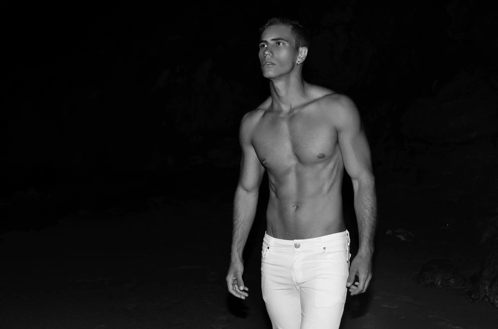 In nacht fol stjerren by Cabo San Lucas, hjir is it dashing manlike model Uriel Galindo mei de haadrol fan Mexico Series 2 in projekt ûnder de lens fan fotograaf Mladen Blagojevic.