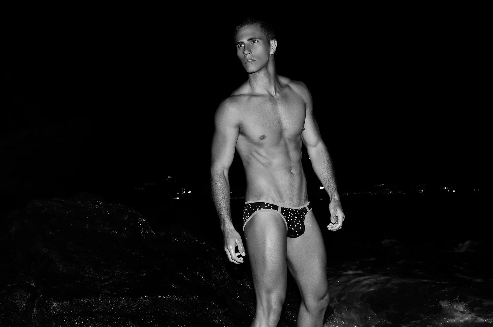 In nacht fol stjerren by Cabo San Lucas, hjir is it dashing manlike model Uriel Galindo mei de haadrol fan Mexico Series 2 in projekt ûnder de lens fan fotograaf Mladen Blagojevic.