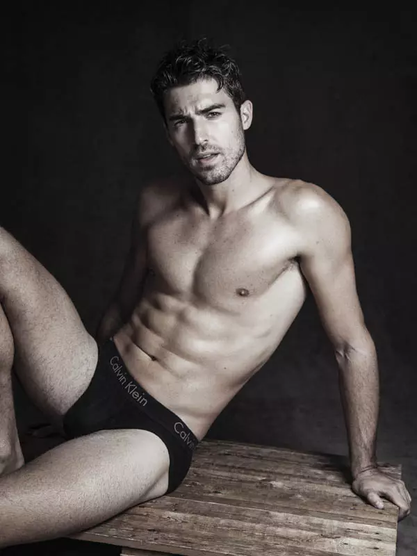 Sight Management Model Antonio Navas komt wer byinoar mei talintfolle fotograaf Alejandro Brito om wat nije foto's fan Antonio te aktualisearjen.