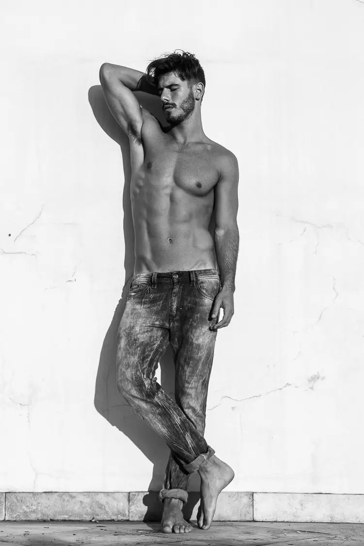 Maikutlo a tummeng a Brazil ke Lucas Bernardini oa Ford Models Brazil joale o ntse a ntlafatsoa ke setsebi sa lense Jeff Segenreich.