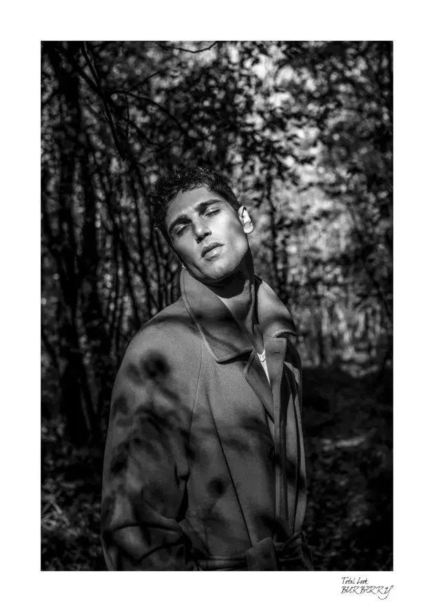 Italjaansk liedend topmodel Fabio Mancini (D'Men) komt werom op ús siden mei in searje prachtige nije bylden, makke troch in jonge Italjaanske fotograaf, neamd Virginia Di Mauro. Fange yn tiidleaze swart-wyt bylden, ferkent Fabio de stille bosken, mei in garderobe dêr't stikken fan lykas Burberry en Emporio Armani wurde mingd mei vintage nûmers. As gewoanlik kreas sjocht, wurdt Fabio finzen nommen omjûn troch natuerlike ljochten en skaden, en herinnert ús nochris it feit dat it ûnmooglik is foar him om minne foto's te leverjen.