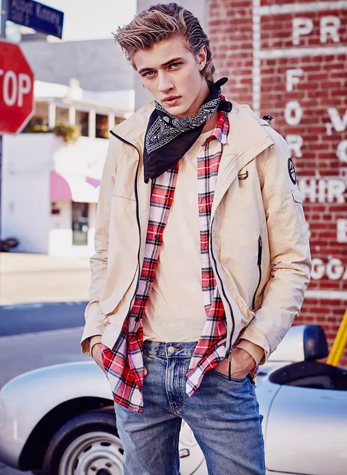 Το Lucky Blue Smith βρίσκεται μπροστά στην καμπάνια Άνοιξη/Καλοκαίρι 2016 της κορεατικής μάρκας Isenberg.