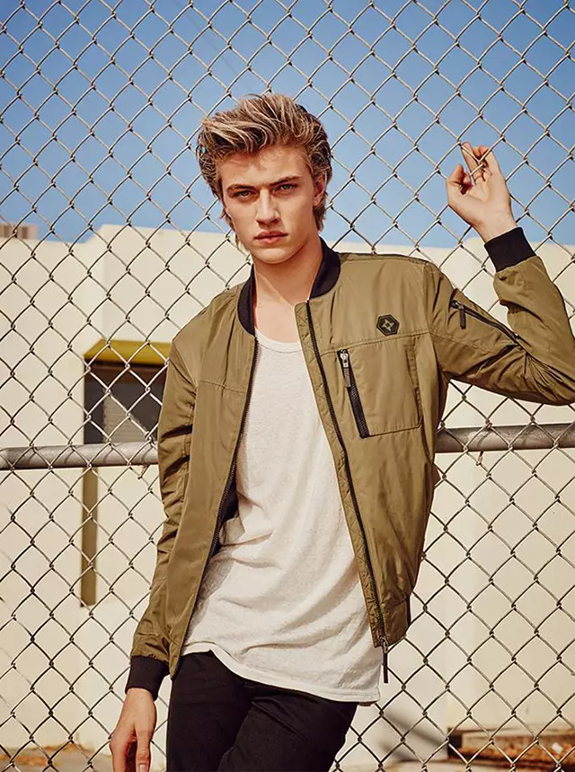 Το Lucky Blue Smith βρίσκεται μπροστά στην καμπάνια Άνοιξη/Καλοκαίρι 2016 της κορεατικής μάρκας Isenberg.