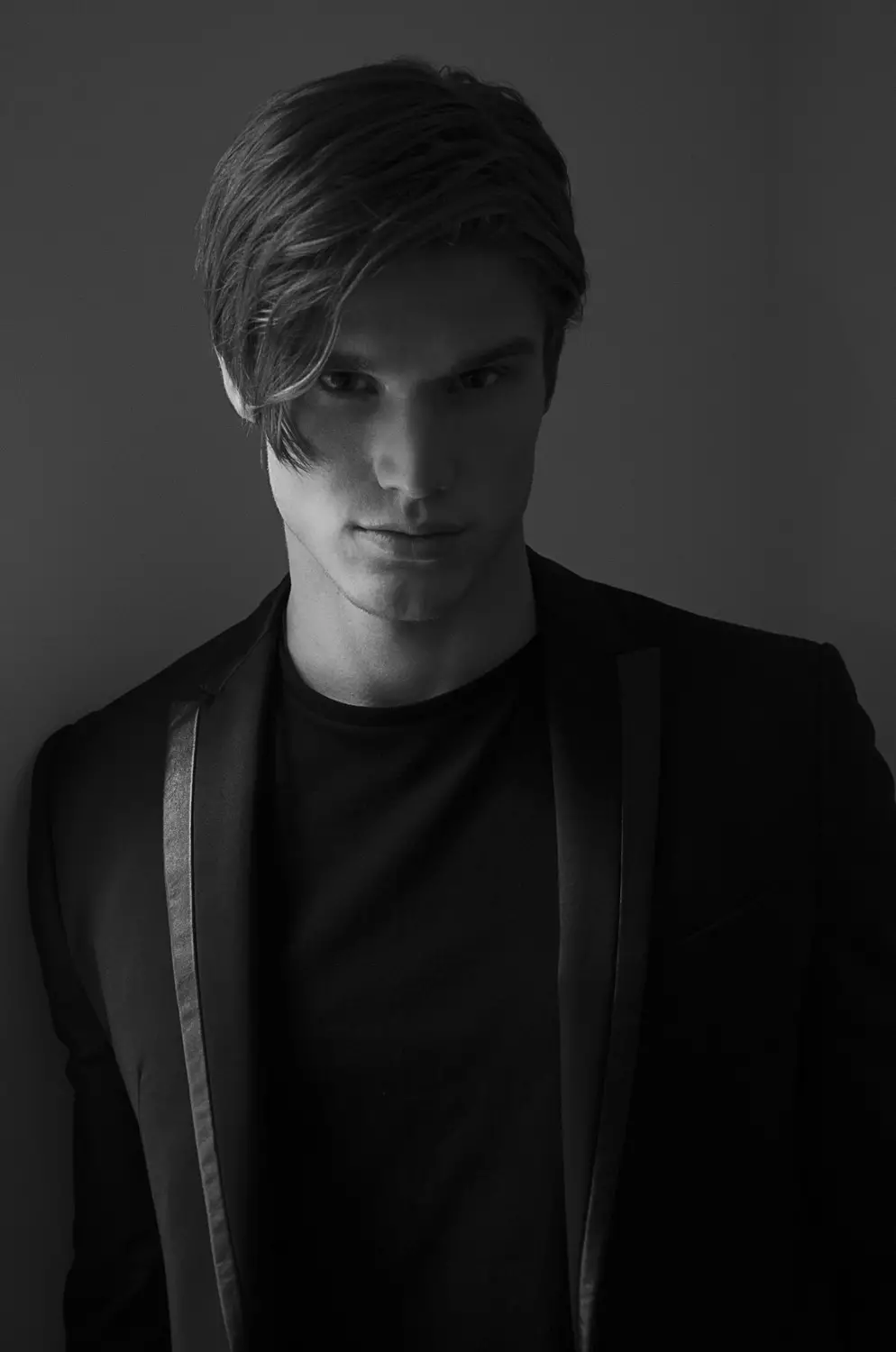 O lindo modelo masculino Matt McGue da Q Models encontra-se com o fotógrafo Danny Lang, arrumando roupas de Sami Rivera (MAC Cosmetics), roupas de Asaf Ganot.