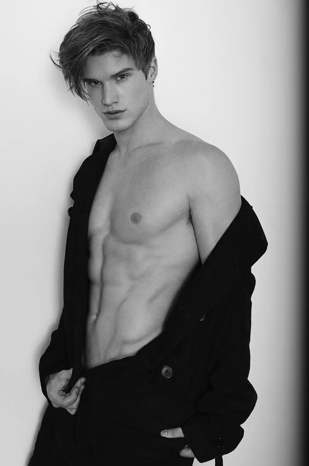 O lindo modelo masculino Matt McGue da Q Models encontra-se com o fotógrafo Danny Lang, arrumando roupas de Sami Rivera (MAC Cosmetics), roupas de Asaf Ganot.