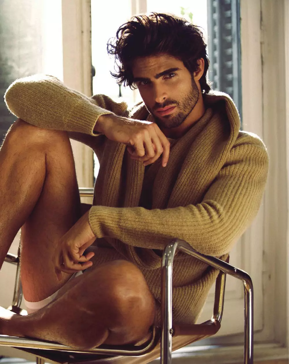 Por favor, lea la entrevista completa al supermodelo Juan Betancourt para MadMenMag edición F / W 2015, que también incluye nuevas imágenes del fotógrafo Valero Rioja.