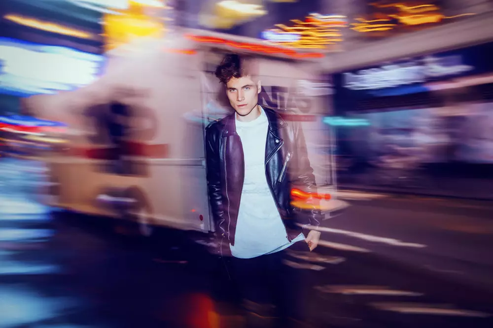 New York City, la città che non dorme mai, è testimone delle nuove immagini catturate dal fotografo Alex Jackson in esclusiva per la prima volta in Fashionably Male, dal titolo “Nigh Walker” con Jake Filling di New York Model Management.