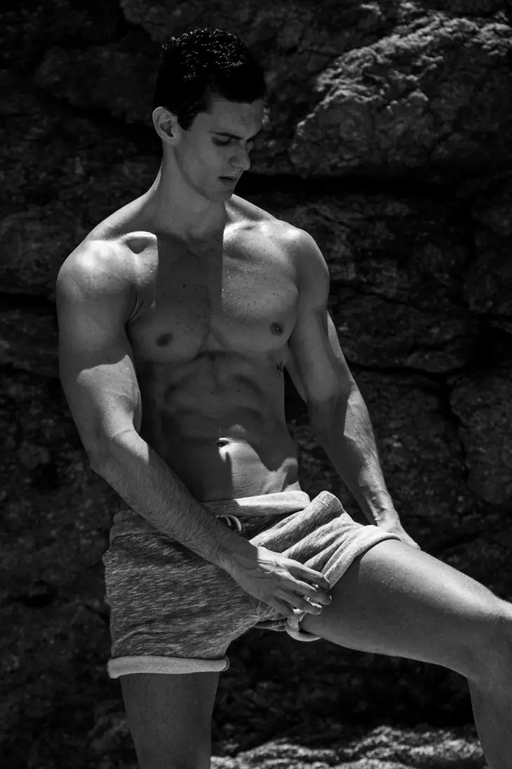 توقف البرازيلي Adonis Bruno Lage (40 Graus Models) عند استوديو المصور Jeff Segenreich من أجل سلسلة صور B / W الممتعة. ناتاليا شريم (ملح ملح).